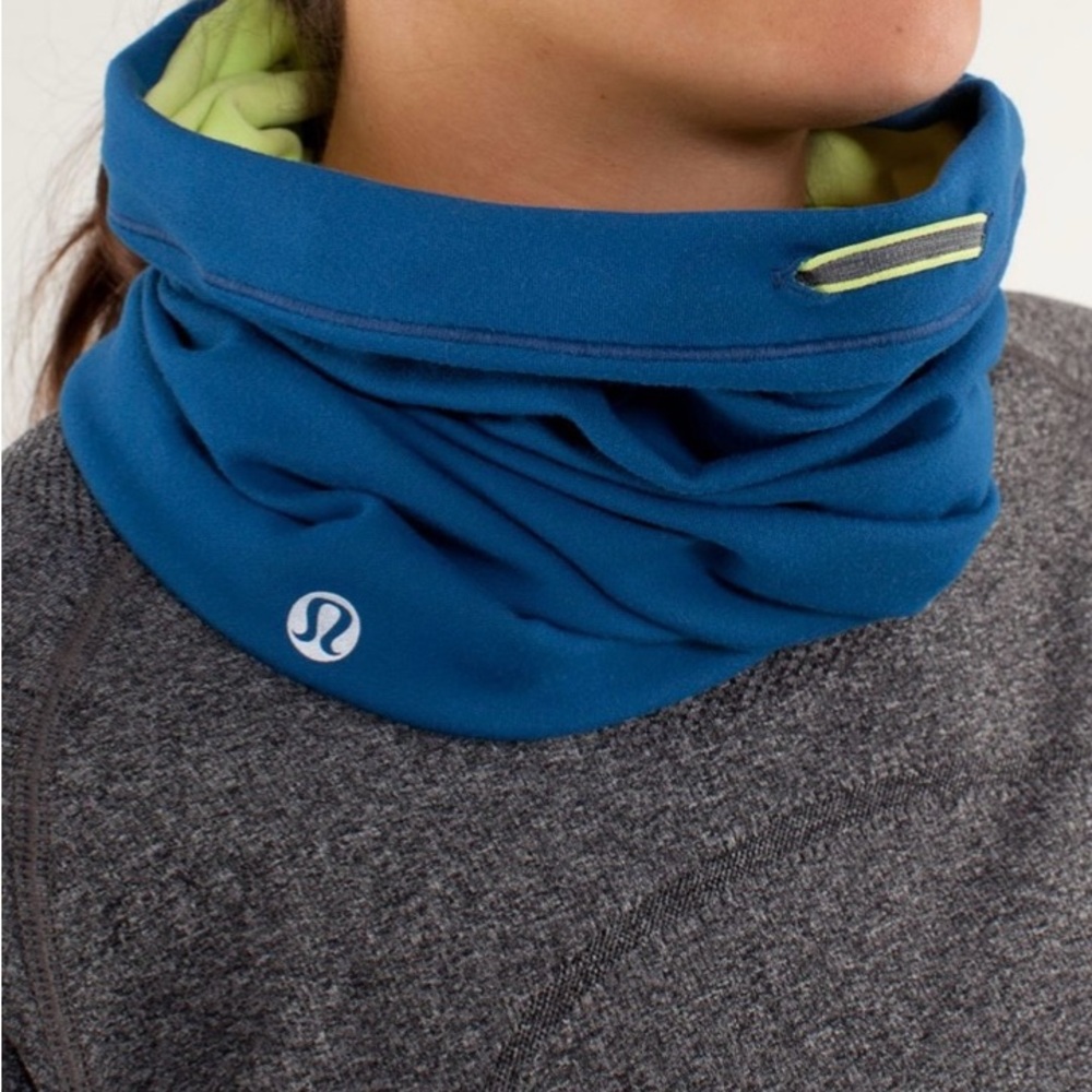 Reversible lululemon athletica Brisk Run Neck Warmer (preowned)
